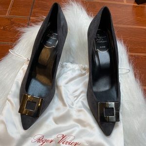 Roger Vivier classic Suede low heel pump